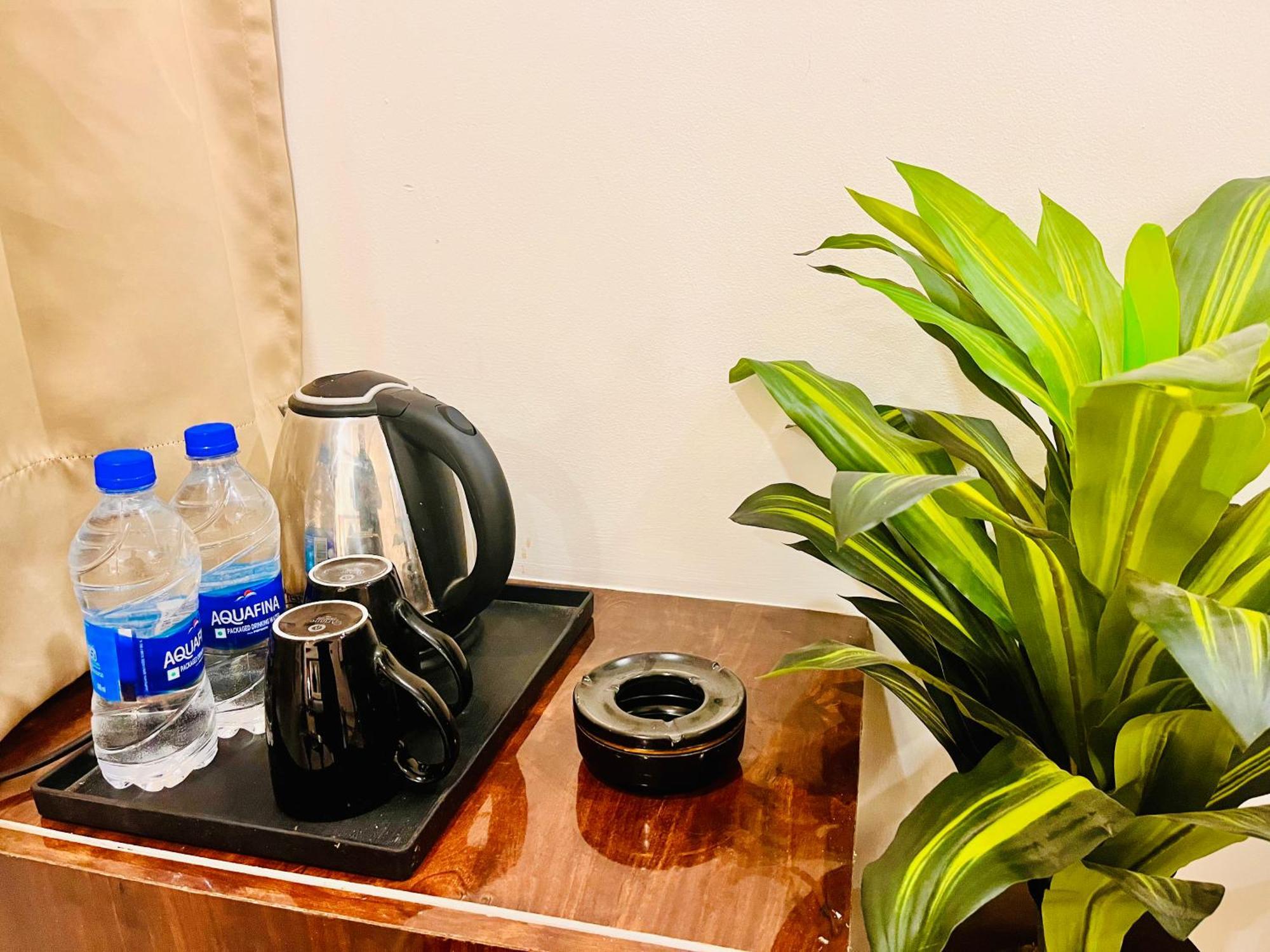 ホテル Sampat Royal Cafe デリー エクステリア 写真